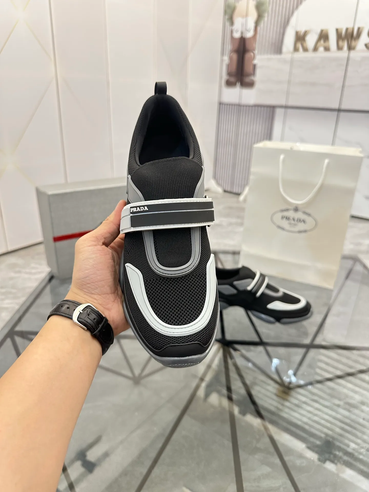 Men's shoes: 💰P520¥ High-end top quality Product trademark: Prada *"Prada*" low-top casual shoes Regular size: 38-45 (can be customized to 46) One size larger Product materials: imported breathable fly weave upper, professional glue-making process, breathable lining, cowhide foot pads, original outsole. No.: 001